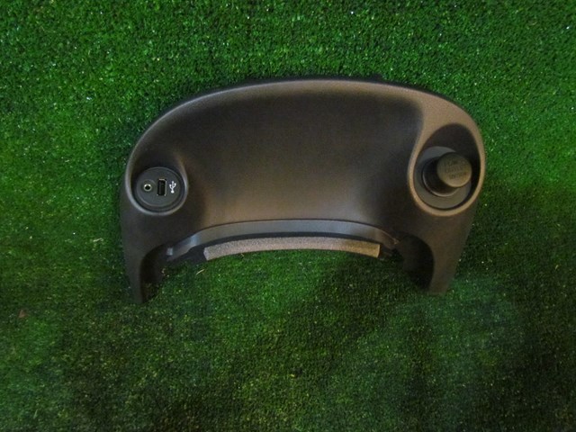 2014 Nissan Juke Nismo Power Outlet & USB Panel 68252 1KA0A