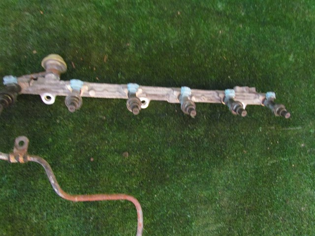 2001 Lexus IS300 Fuel Rail w/Injectors