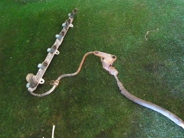 2001 Lexus IS300 Fuel Rail w/Injectors