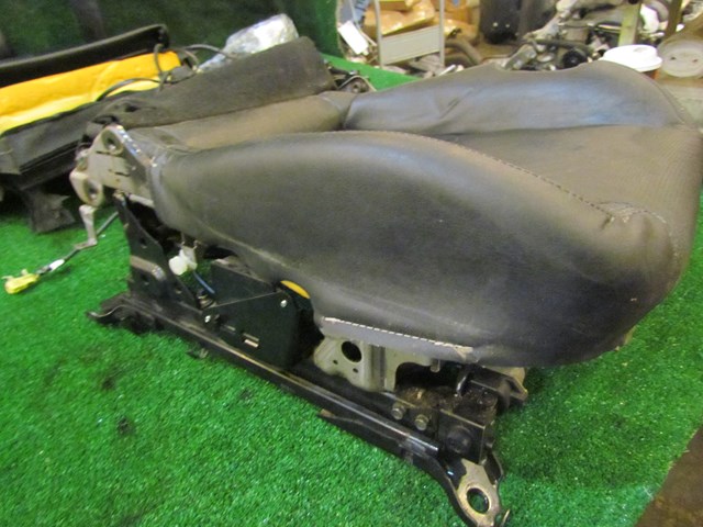 2005 Infiniti G35 Coupe Front RH Seat Frame & Motor
