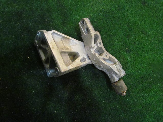 2005 Infiniti G35x Sedan RH Passenger Engine Mount