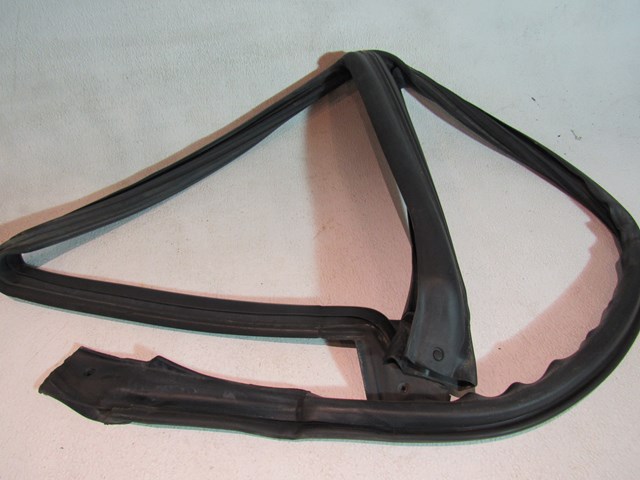 1999 Subaru Forester RH Passenger Body Seal 