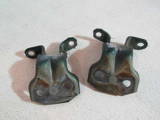 1999 Subaru Forester Front RH Passenger Door Hinge Set