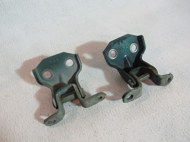 1999 Subaru Forester Front RH Passenger Door Hinge Set