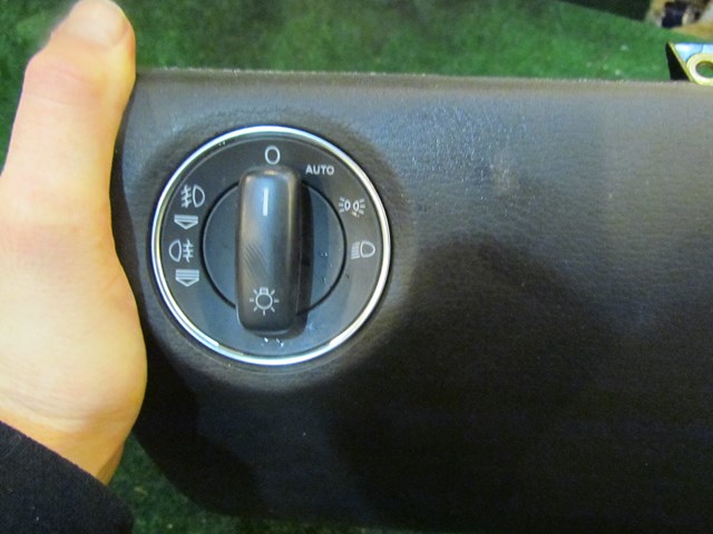 2004 Audi A8L D3 Drivers Knee, Airbag, Ignition, Headlight Switch 