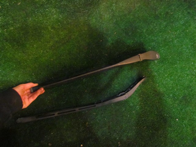 2004 Audi A8L D3 Windshield Wiper Arms Set