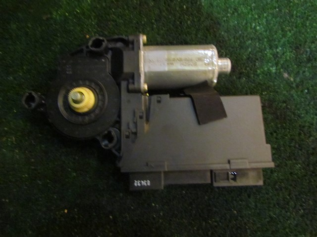 2004 Audi A8L D3 Front RH Power Window Motor 4E1 959 802