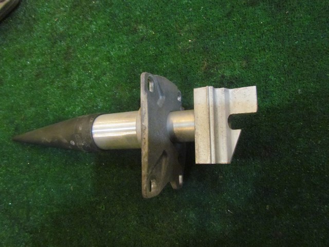 2004 Audi A8L D3 RH Rear Bumper Reinforcement Mount