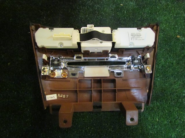 2006 Infiniti M35 Dash Trim Lower Radio Controls & Clock 