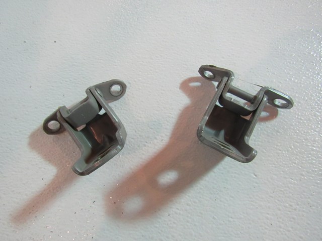 2006 Infiniti M35 Front RH Passenger Door Hinges