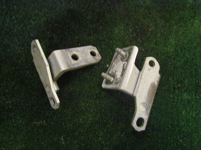 2006 Infiniti M35 Rear RH Passenger Door Hinges