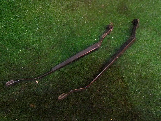 2002 Lexus IS300 Windshield Wiper Arms