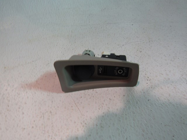 2013 BMW 128i Convertible AUX IN/USB/Charging Port
