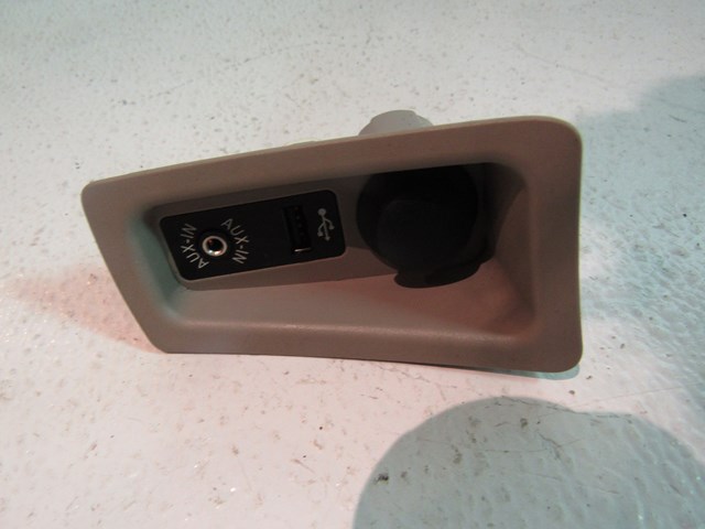 2013 BMW 128i Convertible AUX IN/USB/Charging Port