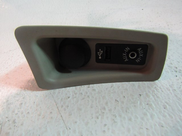 2013 BMW 128i Convertible AUX IN/USB/Charging Port