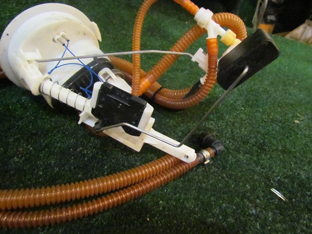 2013 BMW 128I E88 Fuel Filter Level Sensor