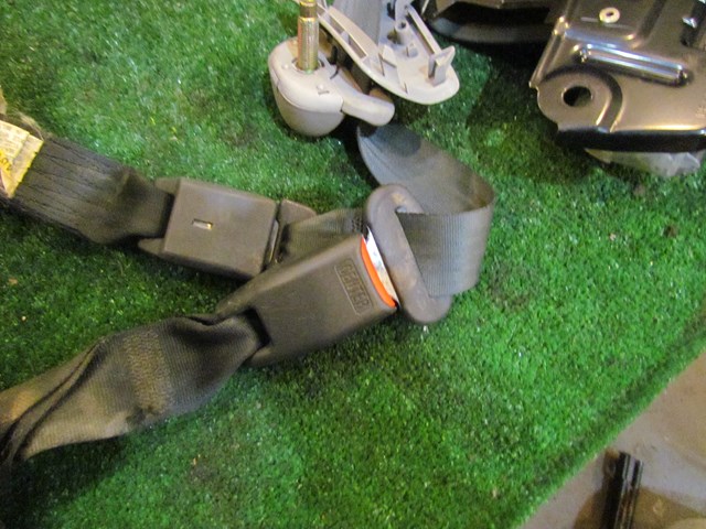 2005 Subaru Impreza Rear Center Seat Belt & Buckle