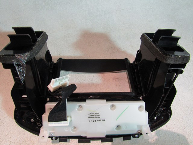 2008 Infiniti G37 Coupe Radio Controls w/Trim & Dash Vents