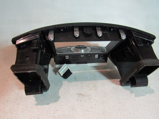 2008 Infiniti G37 Coupe Radio Controls w/Trim & Dash Vents
