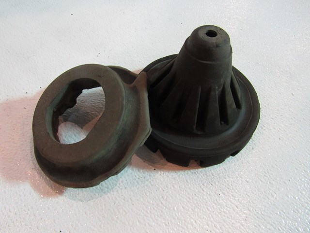 08 09 Infiniti G35 Coupe Rear Coil Spring Bushing RH Pass LH Driver