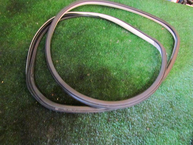 2013 Infiniti M37x Front RH Passenger Door Seal-On Body