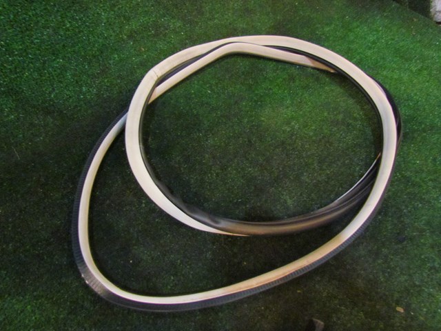 2012 Infiniti M37x Rear RH Passenger Door Seal on Body