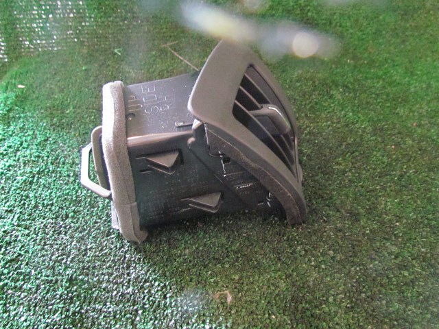 2007 Infiniti G35x Sdn RH Pass Dash Vent