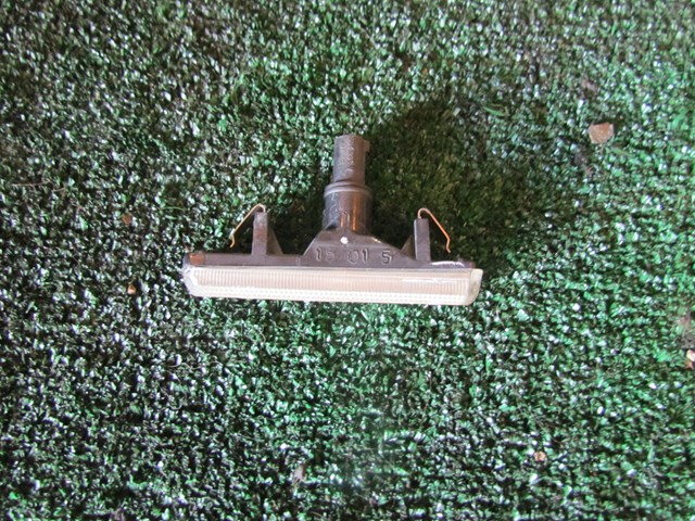 2005 BMW M3 RH Passenger Fender Sidemarker Turn Signal Light