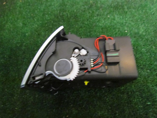 2008 Audi A8L Front Center RH Pass Dash Vent 4E0 820 952 