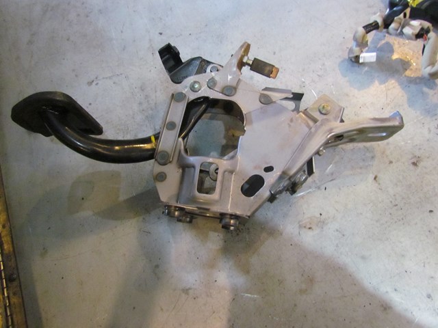 2009 Infiniti G37x Sedan Automatic Transmission Brake Pedal