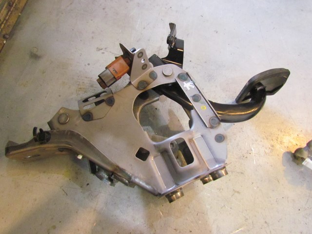 2009 Infiniti G37x Sedan Automatic Transmission Brake Pedal