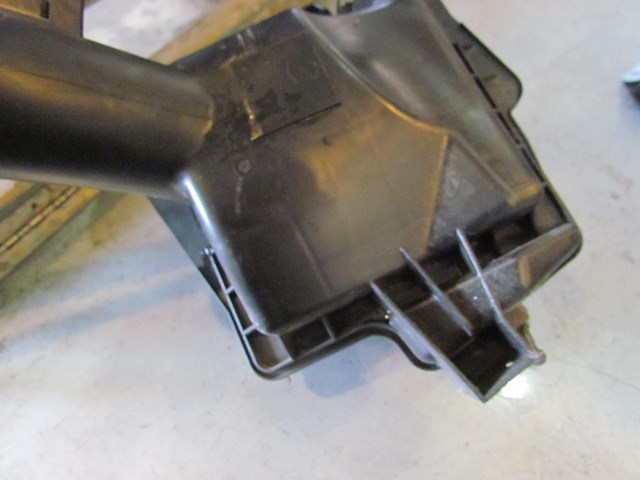 2009 Infiniti G37 Coupe LH Driver Air Cleaner Box