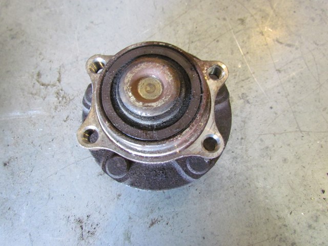 2004 Infiniti G35 Coupe Front RH Passenger Hub