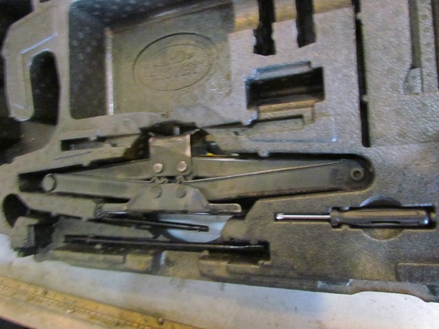 2005 Land Rover LR3 Trunk Spacer w/Jack & Tools KBE500090