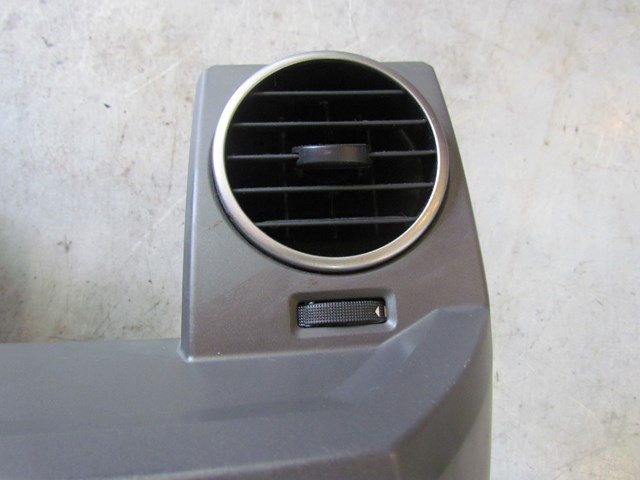 2005 Land Rover LR3 Center Dash Trim Panel w/Vents FAE500012