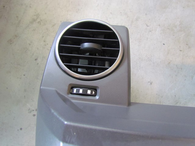 2005 Land Rover LR3 Center Dash Trim Panel w/Vents FAE500012