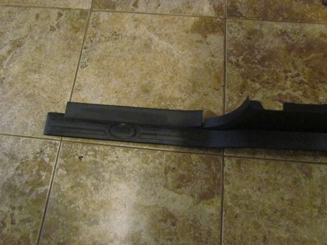 2005 Land Rover LR3 LH Driver Door Sill Trim Panel