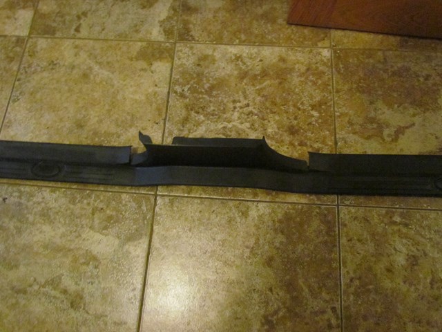 2005 Land Rover LR3 LH Driver Door Sill Trim Panel