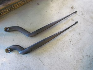 2005 Land Rover LR3 Winshield Wiper Arm Set