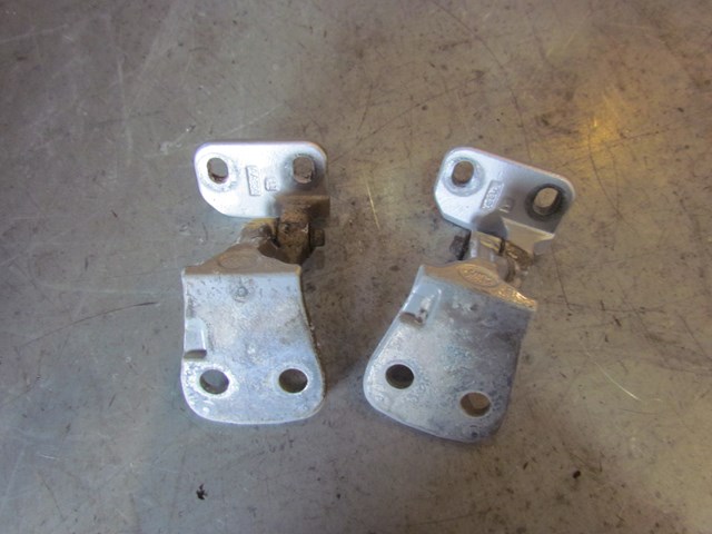 2005 Land Rover LR3 Rear LH Driver Door Hinges