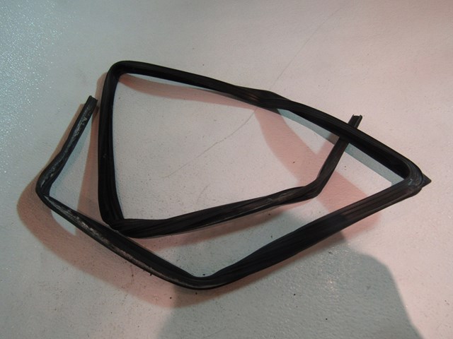2005 Land Rover LR3 Rear RH Passenger Window Seal