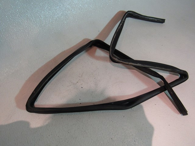 2005 Land Rover LR3 Rear RH Passenger Window Seal