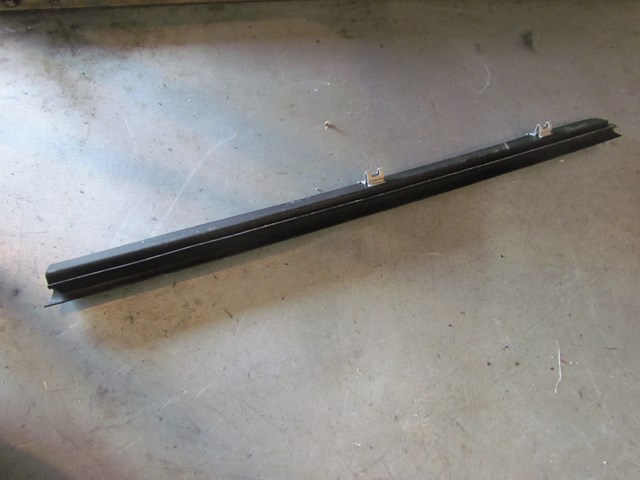 2005 Land Rover LR3 Rear RH Interior Bottom Window Seal