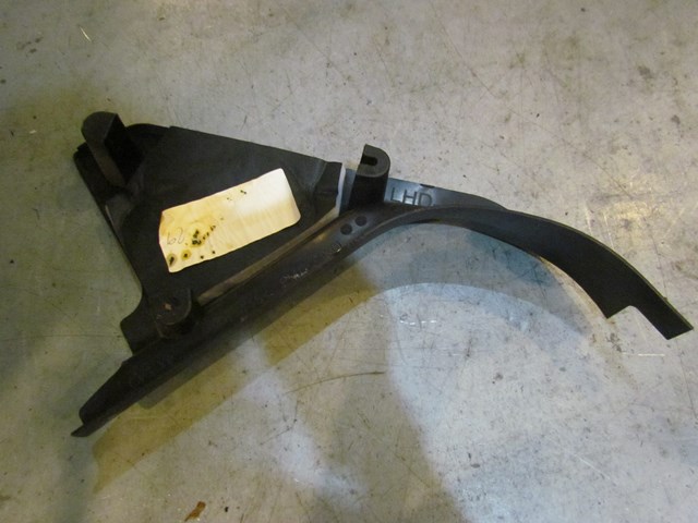 2005 Land Rover LR3 Front RH Pass Lower Kick Panel EMC500301