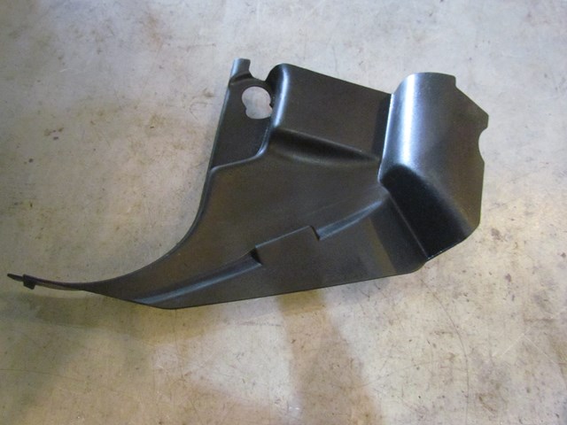 2005 Land Rover LR3 LH Driver Lower Kick Panel EMC500311