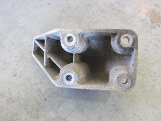 2005 Land Rover LR3 LH Driver Engine Mount KKU500600