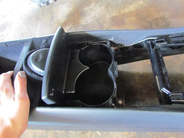 2011 Infiniti G25x Center Console w/Cup Holder