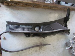 2011 Infiniti G25x LH Driver Wiper Cowl w/ Seal 66863 JK600