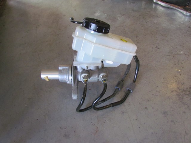 2011 Infiniti G25x Sedan Brake Master Cylinder w/Lines