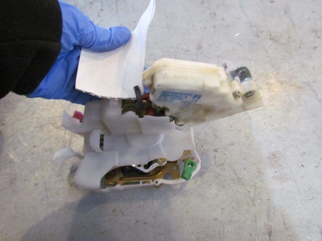 2004 Subaru Impreza Front RH Door Lock Actuator 61100FE000